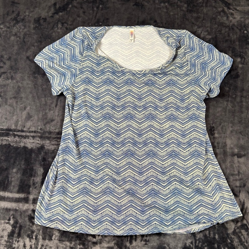LuLaRoe Irma Tunic Top Womens 2XL Blue Chevron Zigzag Short‎ Sleeve Scoop Neck